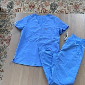 One-Pocket Scrub Top in Ceil Blue + Jogger Pants in Size Small